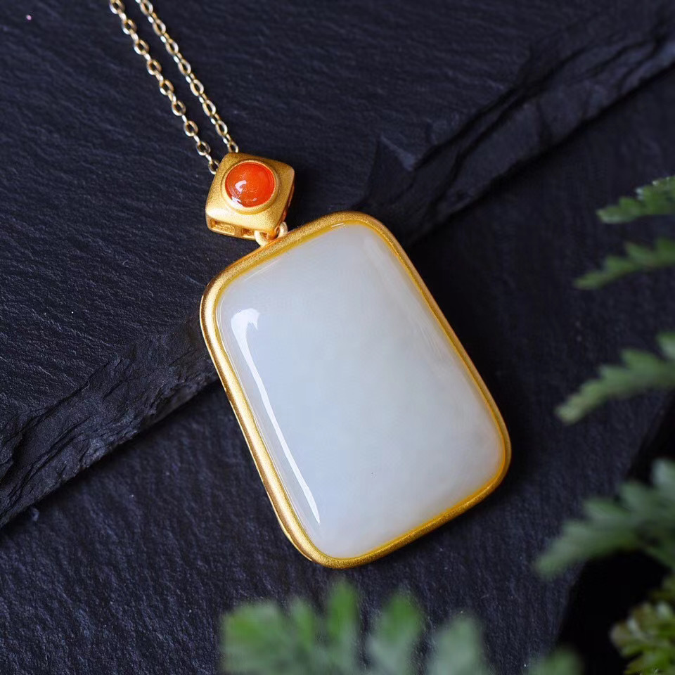 金镶玉银平安无事牌吊坠 925银镶嵌和田玉平安牌配南红项链