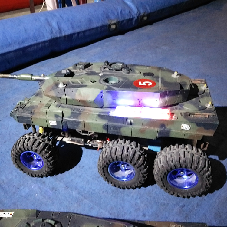 方向盘商用六驱装甲车遥控坦克带式装甲车遥控儿童充电动玩具