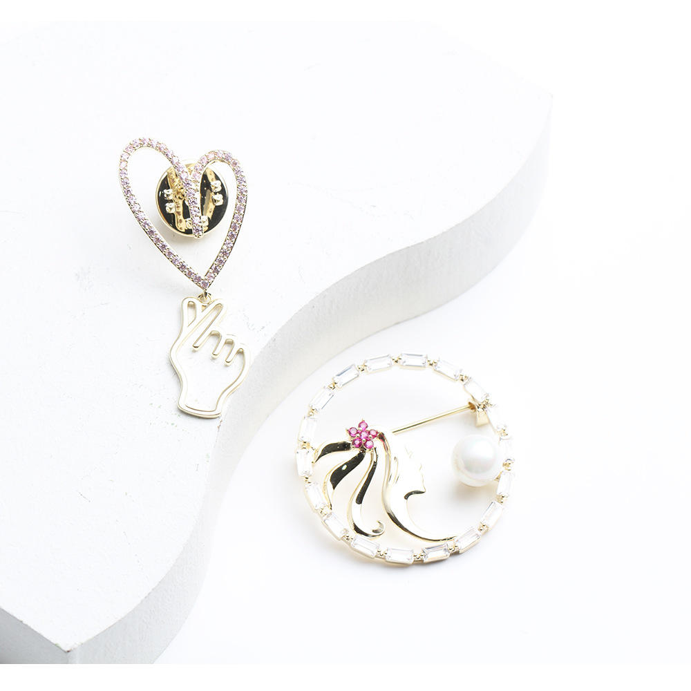 太阳云新品精致镶钻人头像可爱比心首饰小胸针女款防走光领针