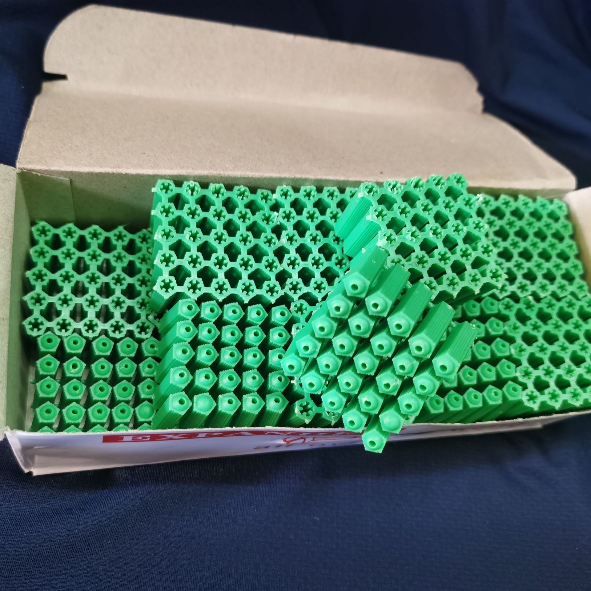 厂家直销塑料膨胀管6厘盒装绿色全新料连体胀管胶粒胶粒塞