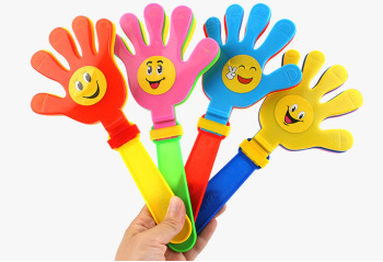 三片不同颜色的小手组成,手指中间有个电子开关按钮轻轻按下就会发光