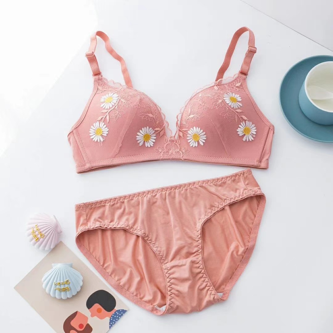 2020新款轻薄三角杯内衣女潮流小雏菊刺绣蕾丝边无痕胸罩文胸