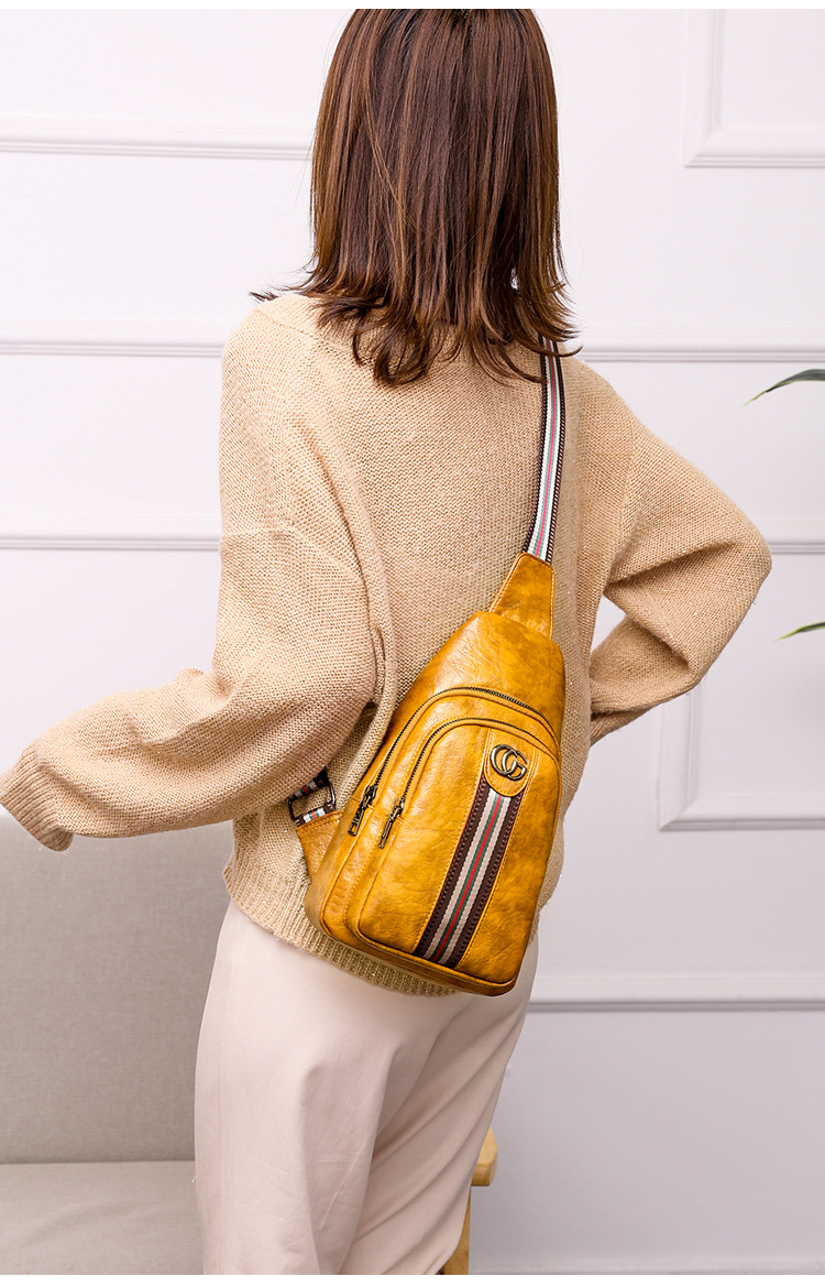 女士胸包时尚潮酷防水pu软皮包大容量轻便简约逛街旅行单肩斜挎包