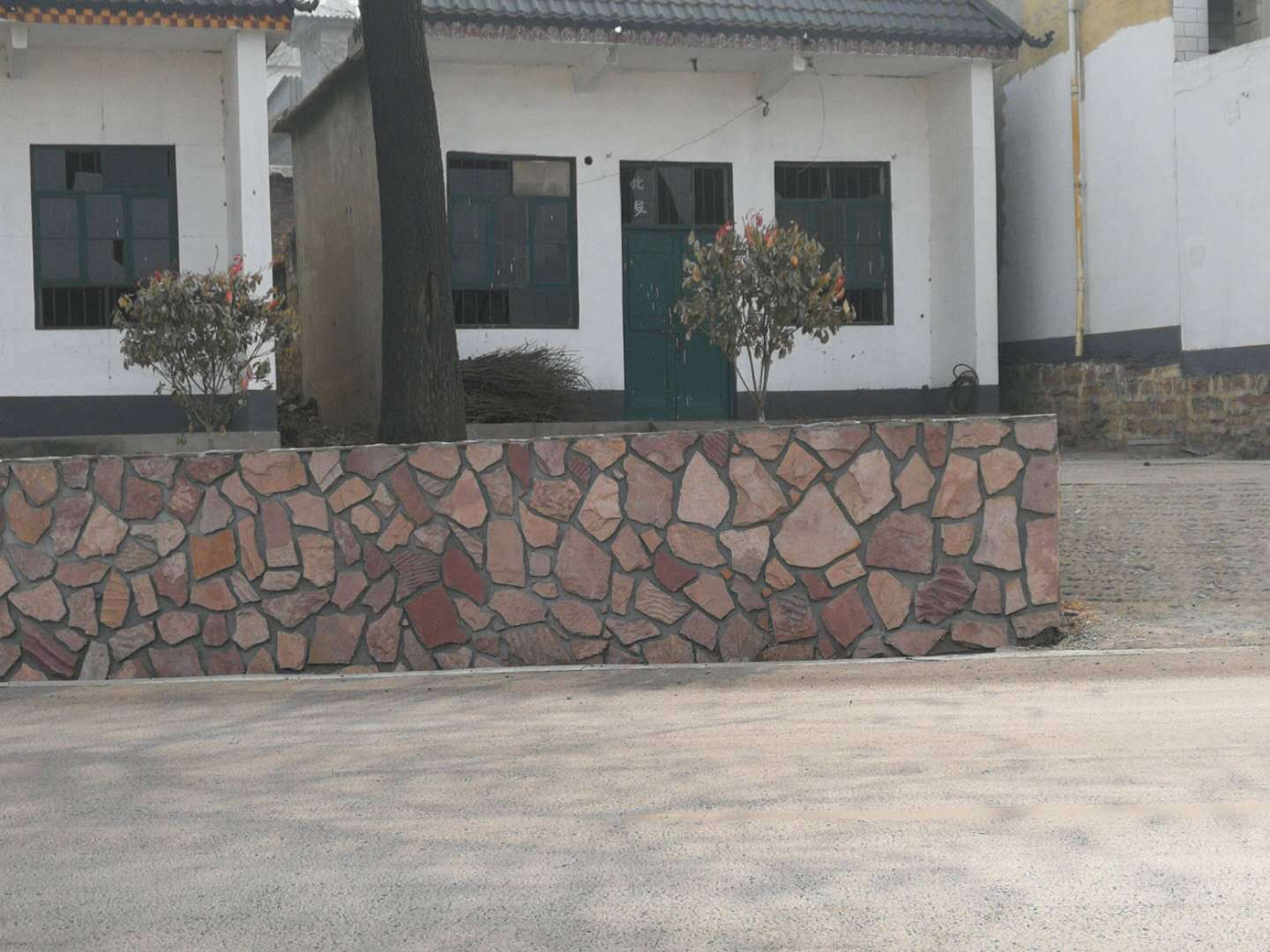 现货厂家批发散石庭院片石 散片贴墙毛石片石 景观墙砌墙石垒墙石