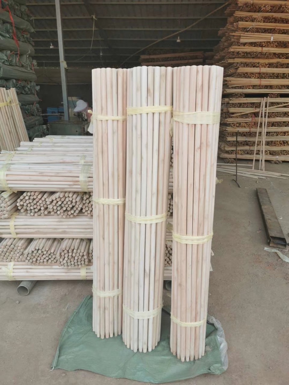 原木光杆扫把棍 实木扫把棍拖把棍 扫帚柄拖把柄 圆木棒拖杆厂家