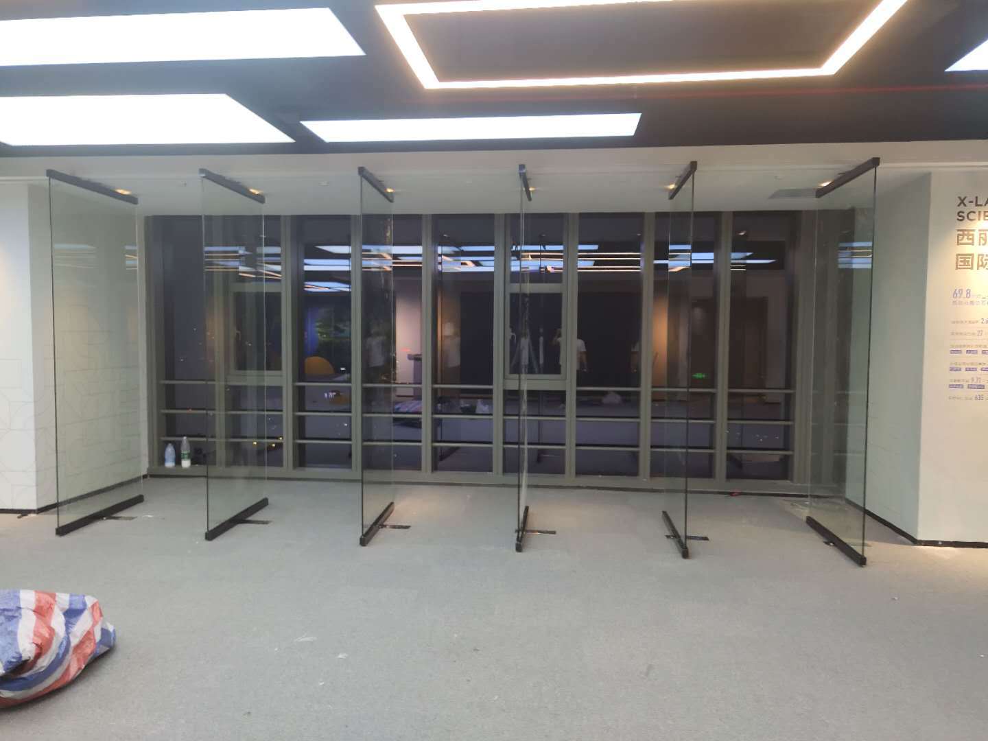 设计定制玻璃全自动隔断酒店会议室隔断质量稳定节省空间新品