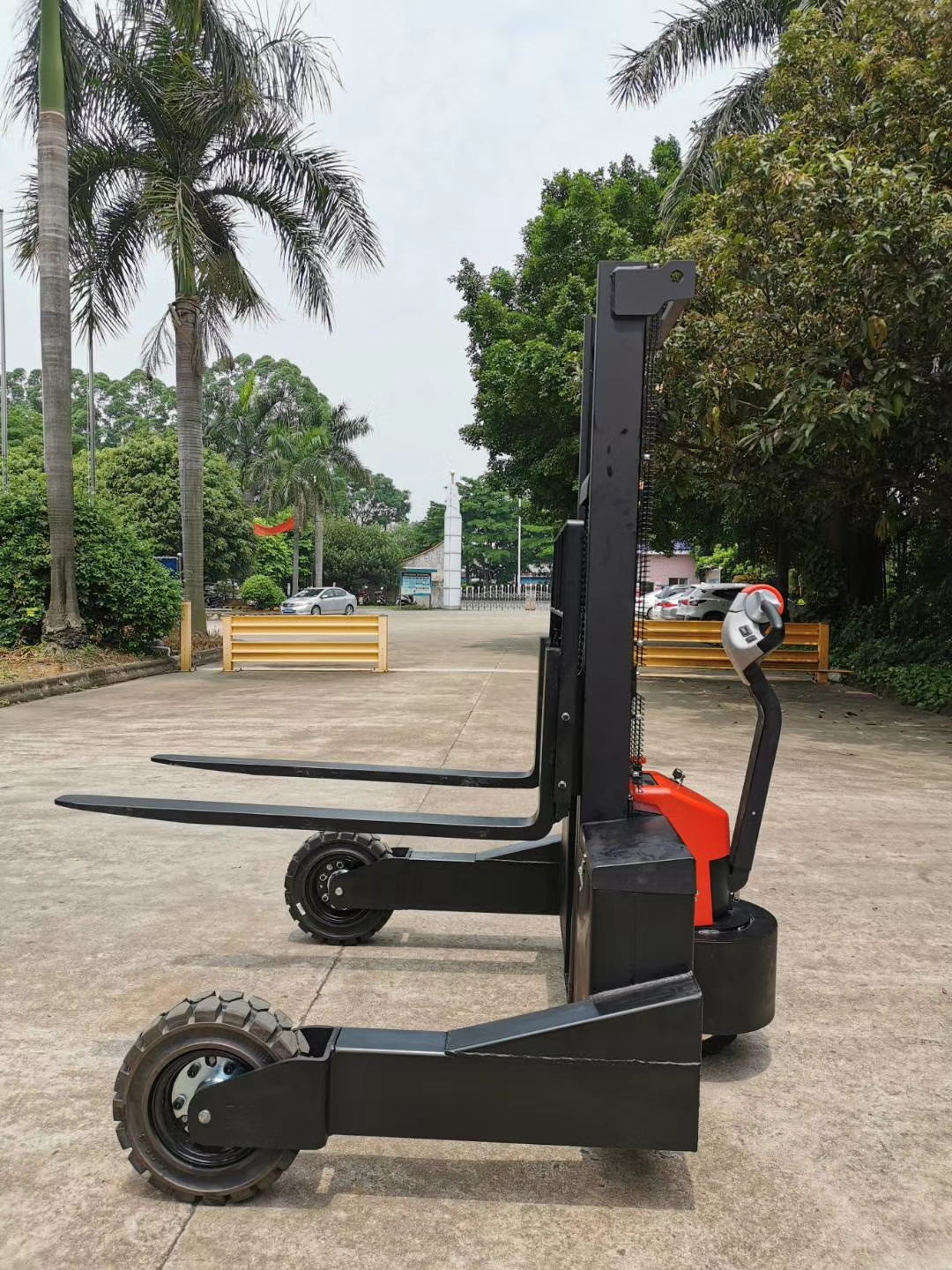 户外山地型全电动搬运车堆高车 越野 大轮胎建筑工地搬砖电动叉车