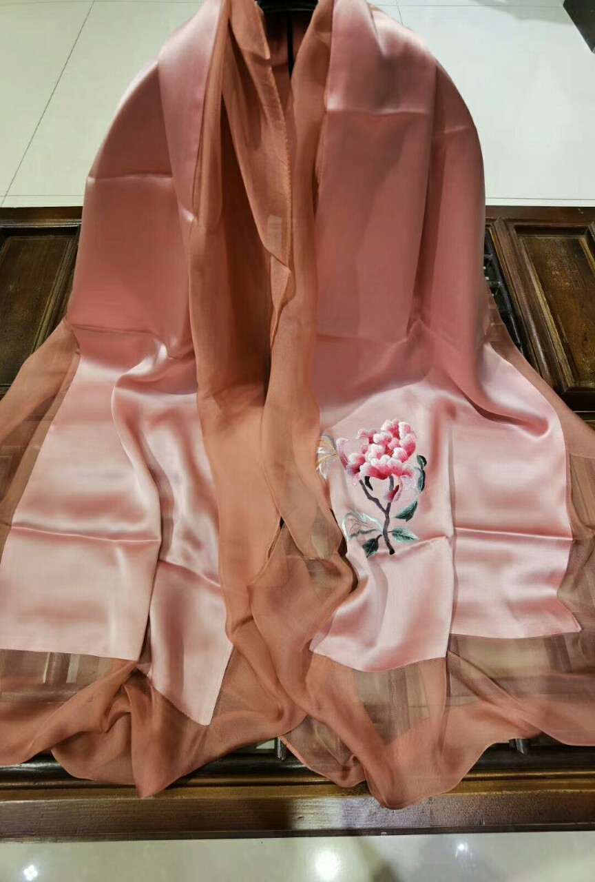 厂家供应蜀绣手工刺绣丝巾原创设计手绣真丝拼纱丝巾披肩