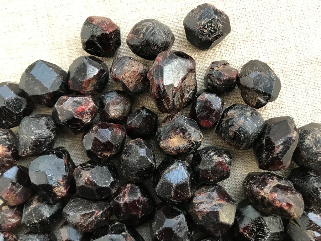 莫桑比克天然酒红石榴石原石颗粒矿物晶体矿物标本