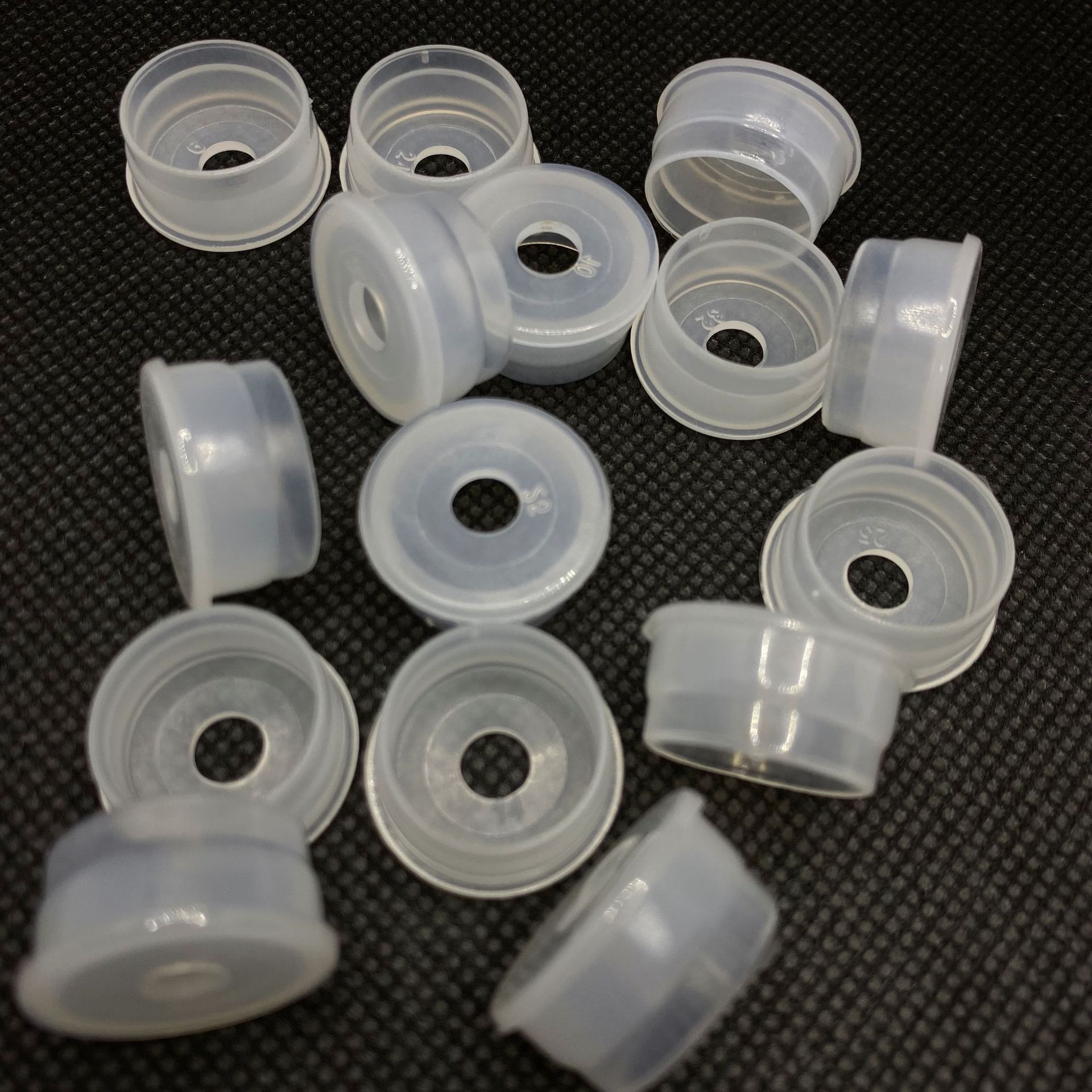 供应24牙口瓶子塑料大孔内塞防漏pe内塞爽肤水化妆塑料瓶塞