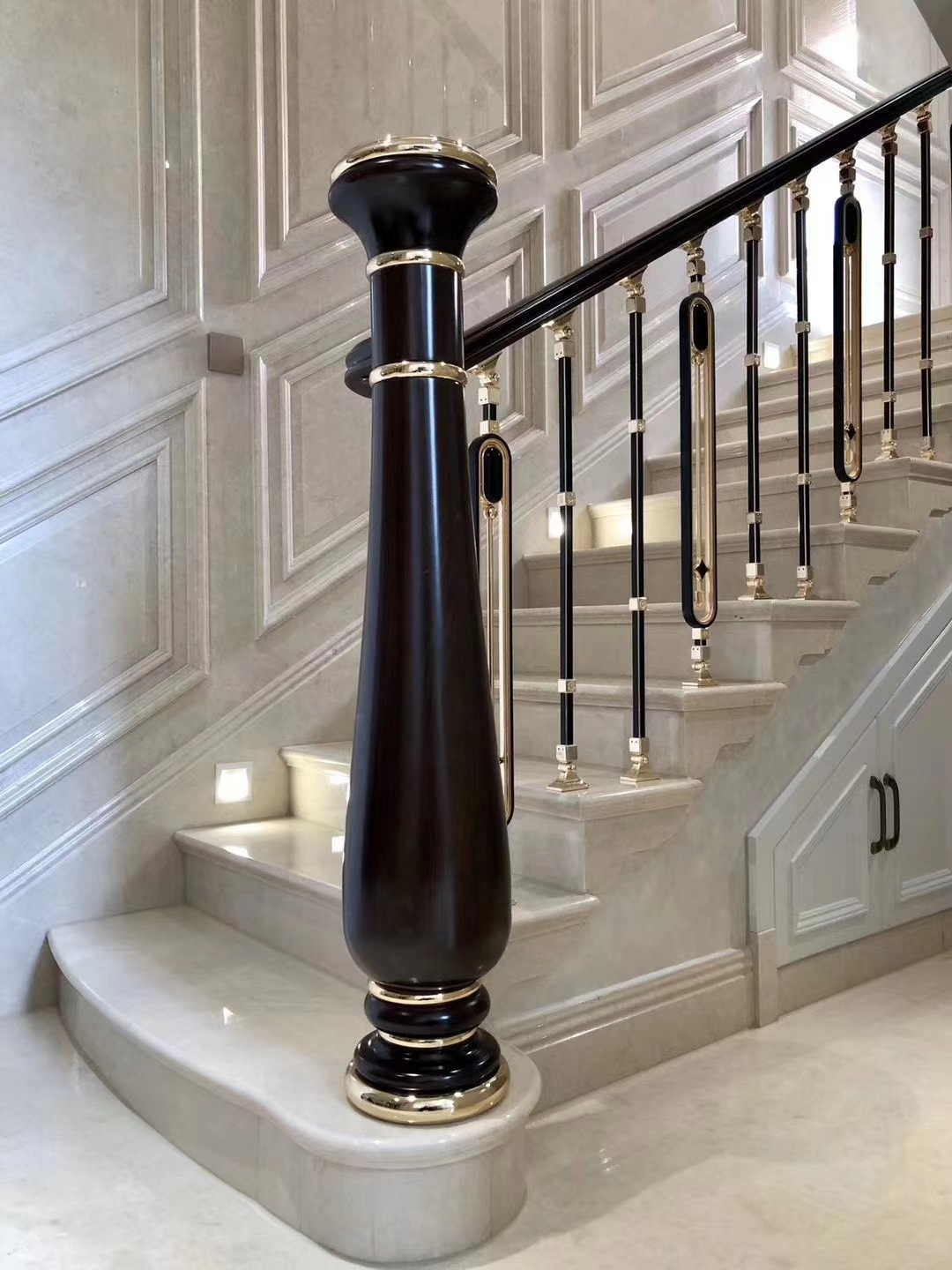 新款新中式轻奢款楼梯立柱楼梯扶手铝艺楼梯立柱供应定制楼梯扶手