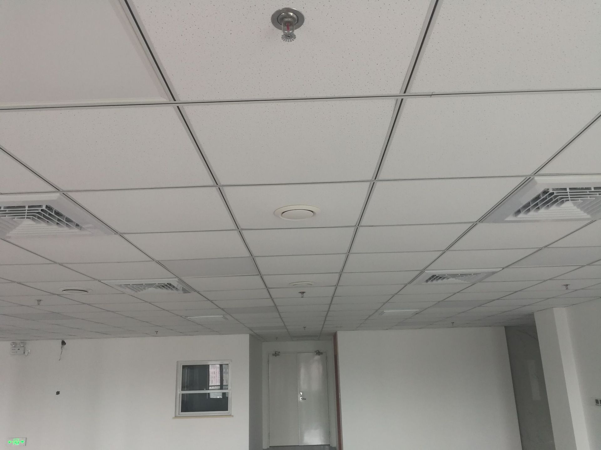 高性价比阿姆斯壮矿棉板吊顶 国产矿棉板吊顶 吸音隔热板吊顶