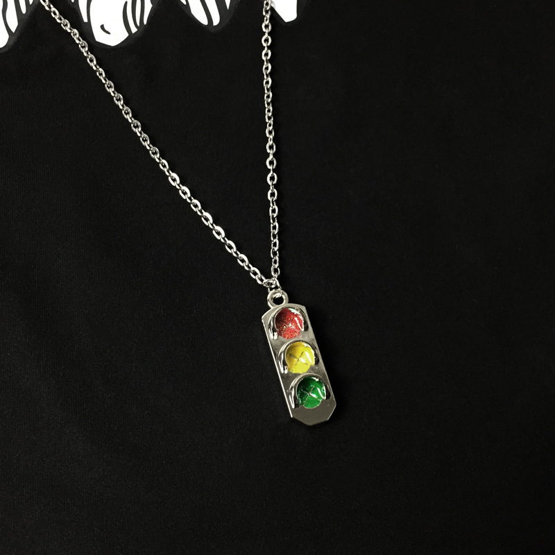 红绿灯交通灯信号灯指示灯彩色钛钢项链配饰网红潮酷个性吊坠
