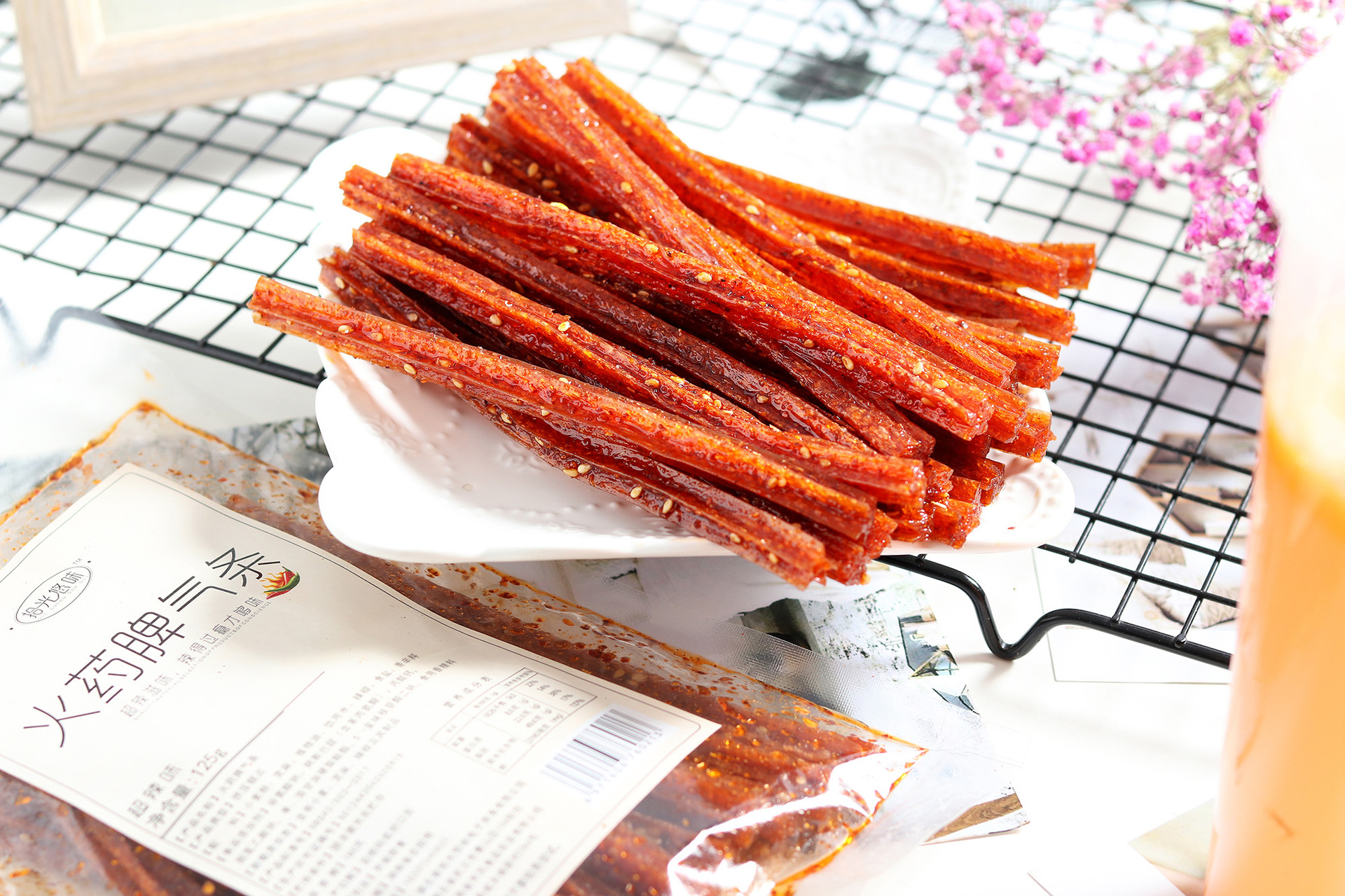 网红辣条拾光悠味125g小辣条棒辣皮大辣片网红休闲零食品批发