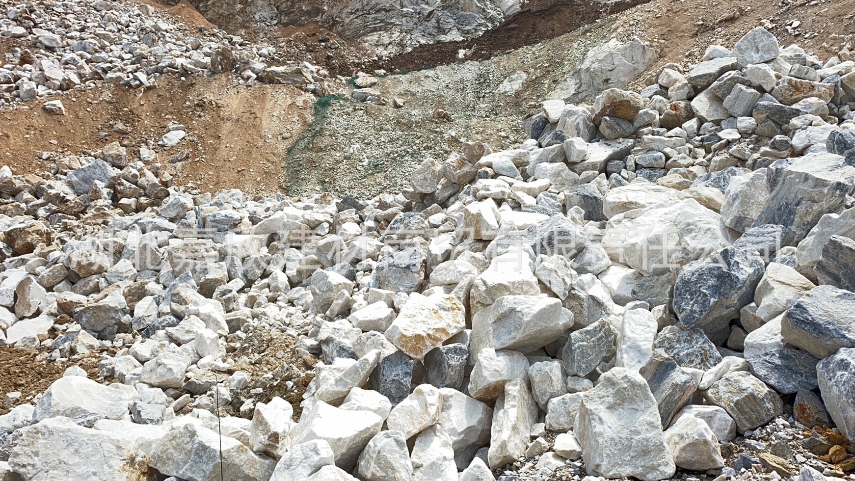 白云石粉自有矿山开采白云石砂水磨石子钙粉白云石块原矿出售