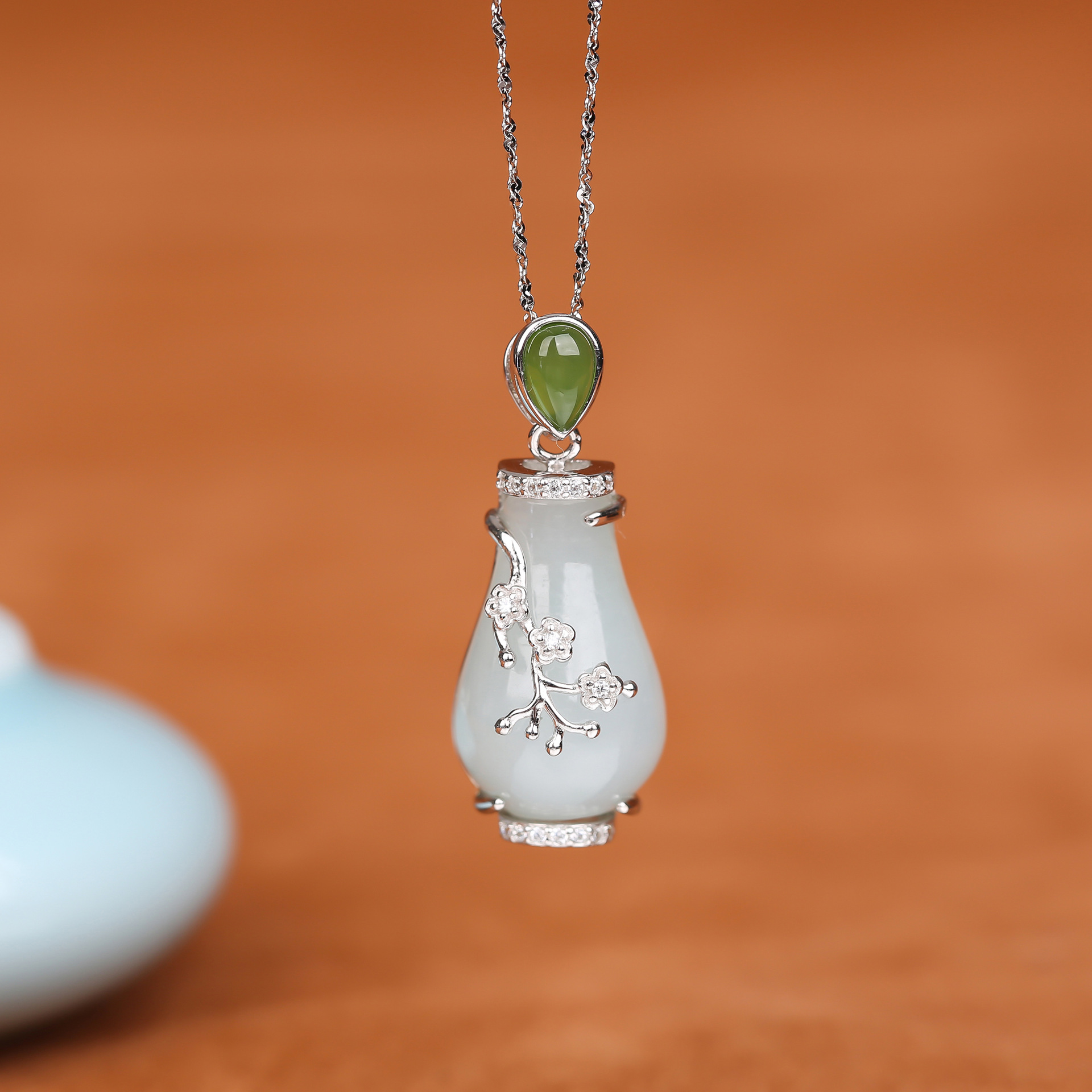 天然a货翡翠宝瓶吊坠项链925纯银精工镶嵌碧玉点缀梅花图案吊坠链