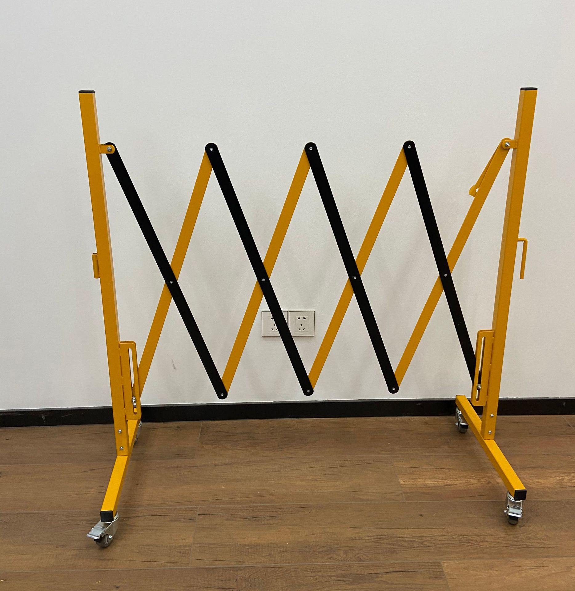 新款铁质围栏 警示栏杆 门栏 警示门 伸缩围栏2米 一件代发产品