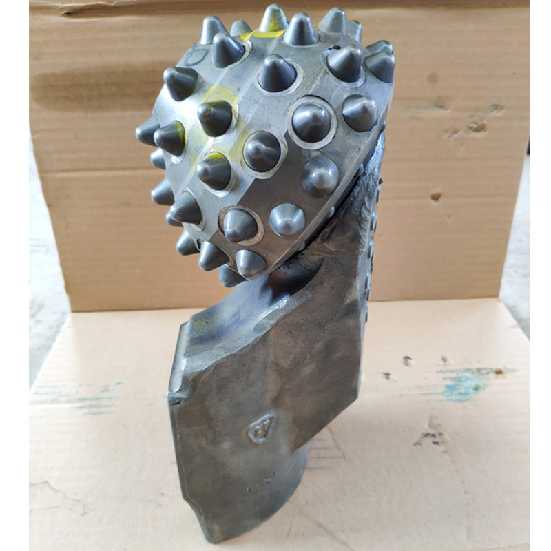 以便与钻具连接,下部制成有一定倾斜角度的轴颈,与牙轮内孔组成轴承副