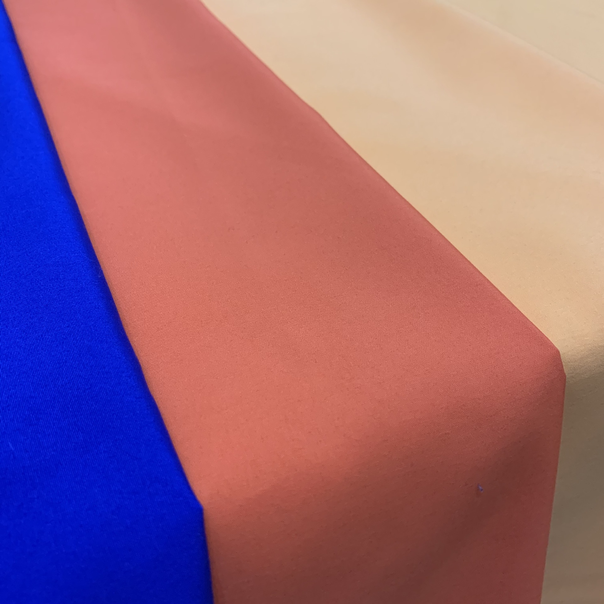 全涤平纹桃皮绒服装工艺品面料供应休闲服工作服面料批发可定制