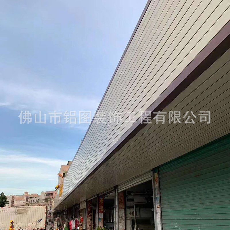 街道改造长条形铝条扣铝方通装饰 户外门头r型c形木纹条扣板幕墙