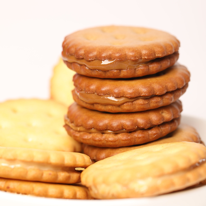麦芽糖饼干黑糖咸蛋黄麦芽夹心饼代餐网红休闲零食小包装零食批发