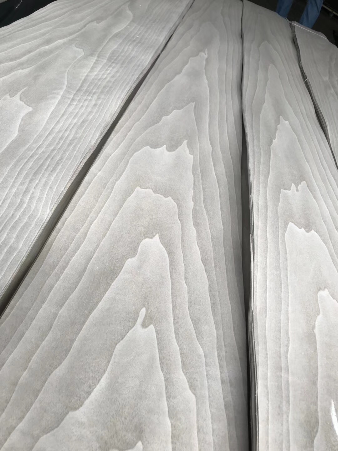 高级灰系列酒店别墅木饰面家具厂家直销黑胡桃山纹染色木皮