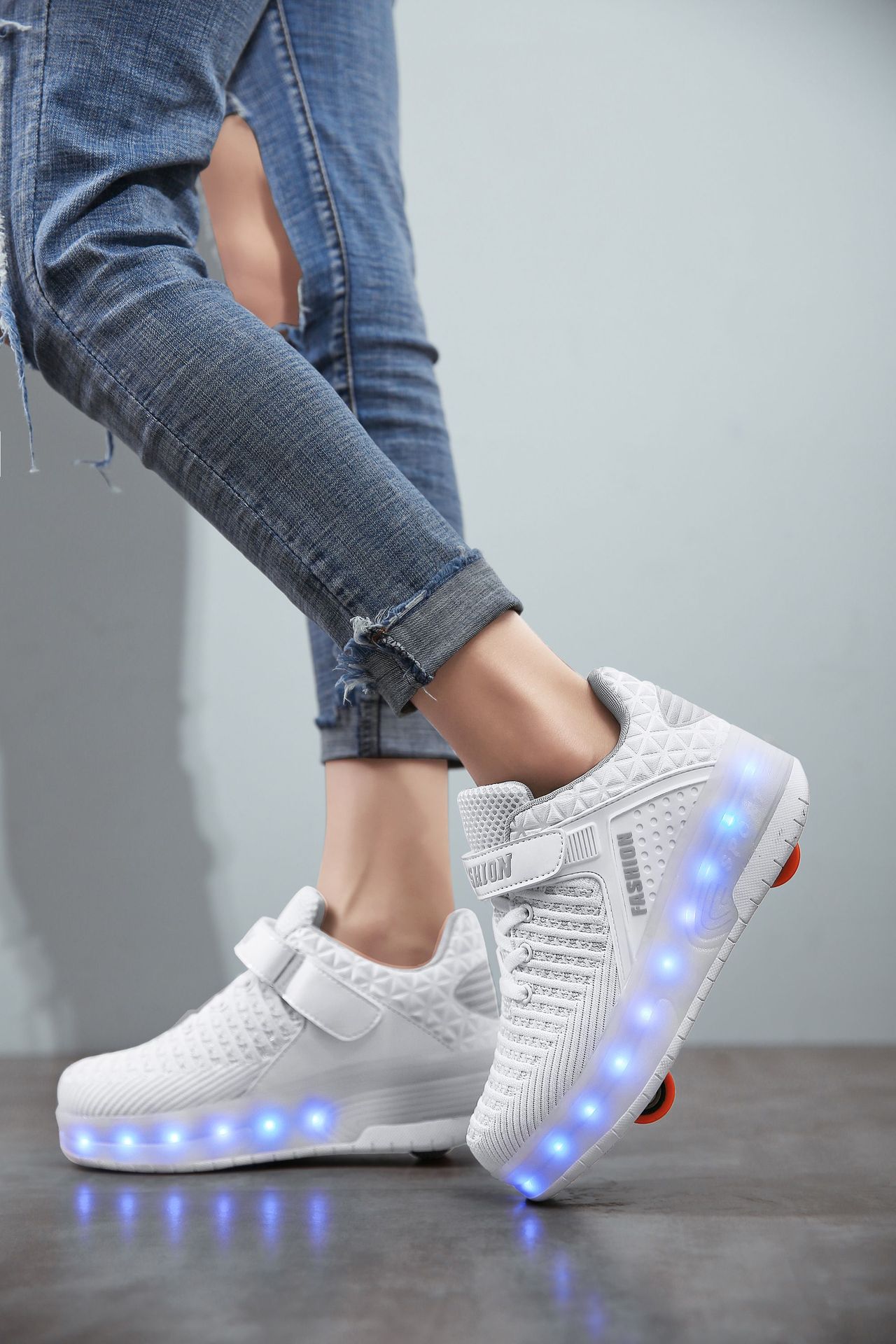 厂家直销 充电暴走鞋新款滑轮学生单双轮成人儿童男女溜冰鞋白色