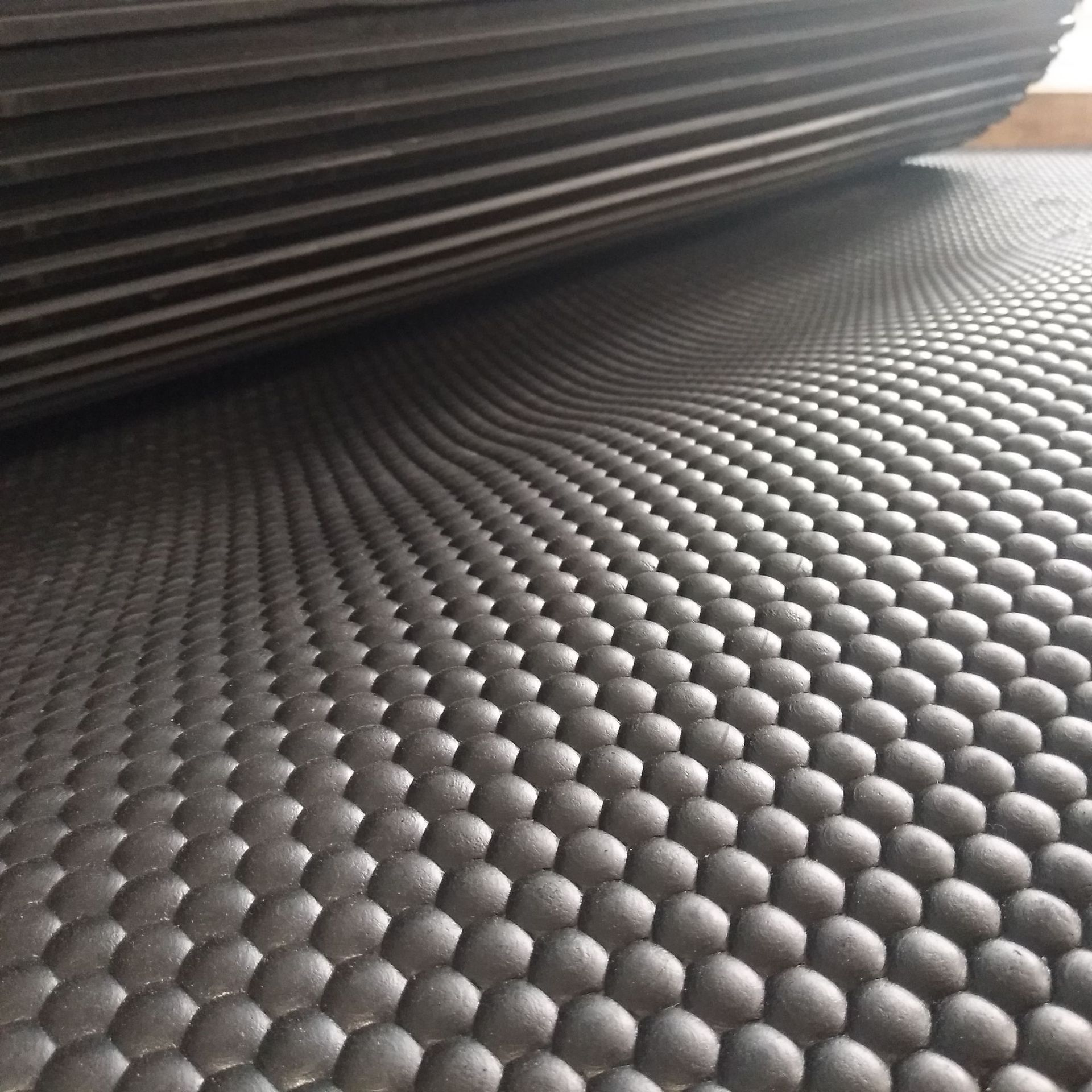 耐撕咬龟背纹通道 牛卧床橡胶垫卷材 小猪保温垫 青岛畜牧垫厂家