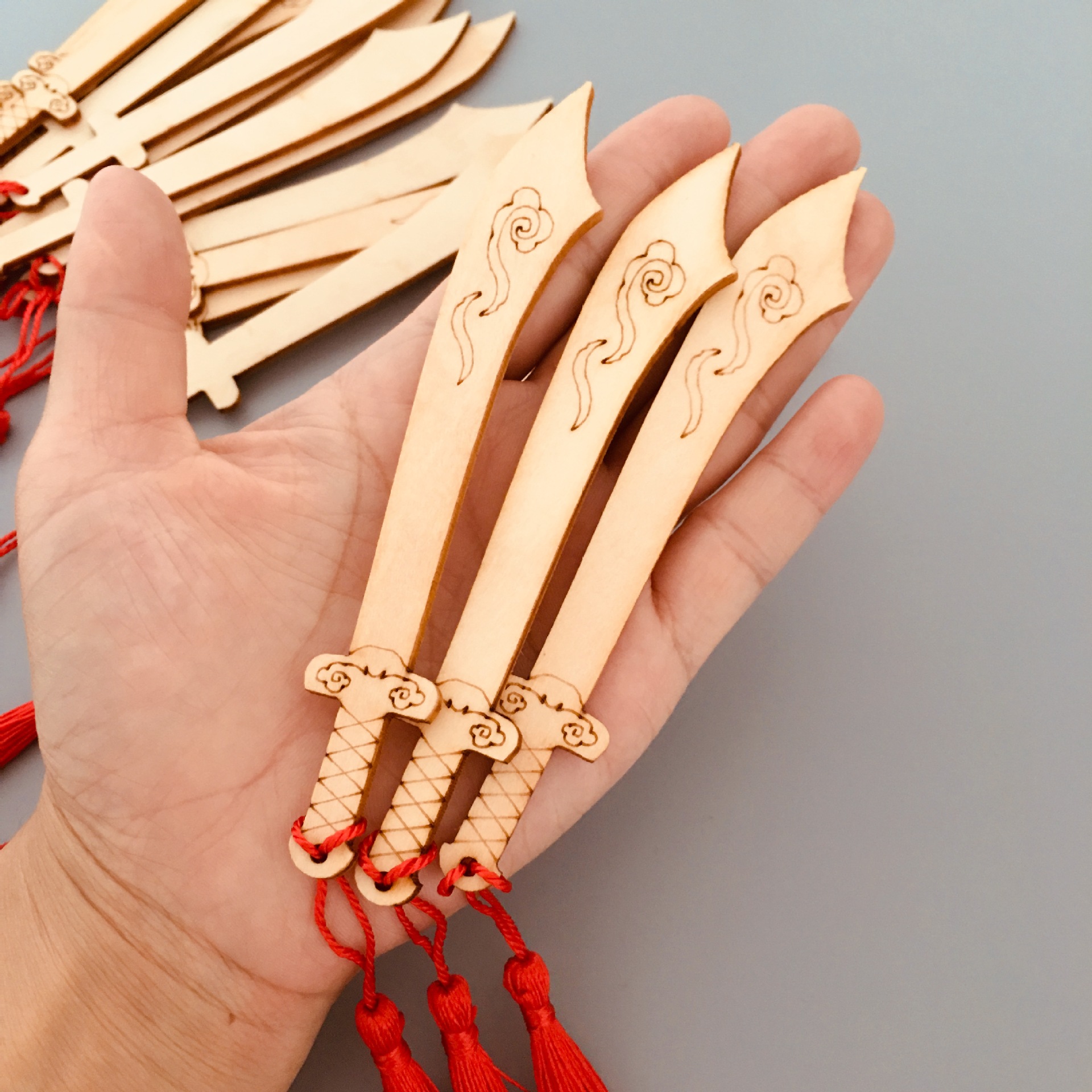 抓周用品 幼儿抓周木刀 带流苏木质雕刻小刀家居挂饰小摆件玩具