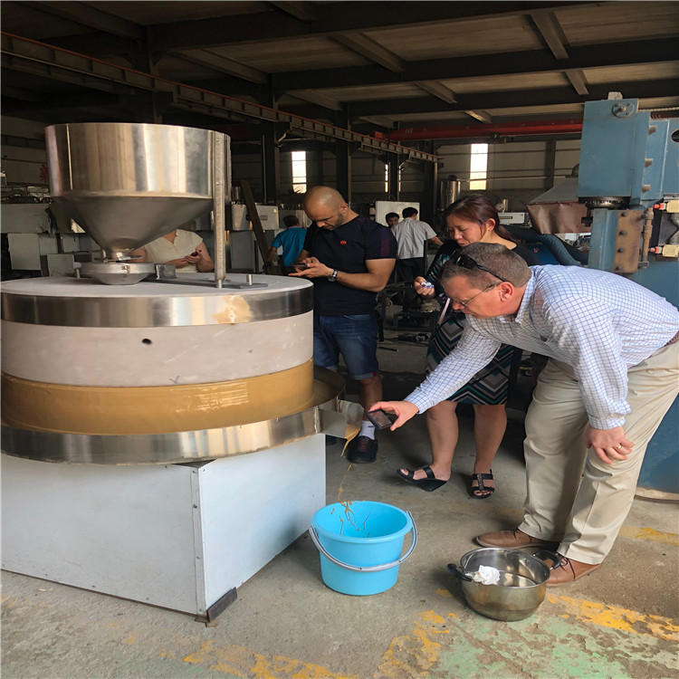 小磨油香油机设备批发载式小磨香油机粮食加工设备芝麻辣椒磨酱机