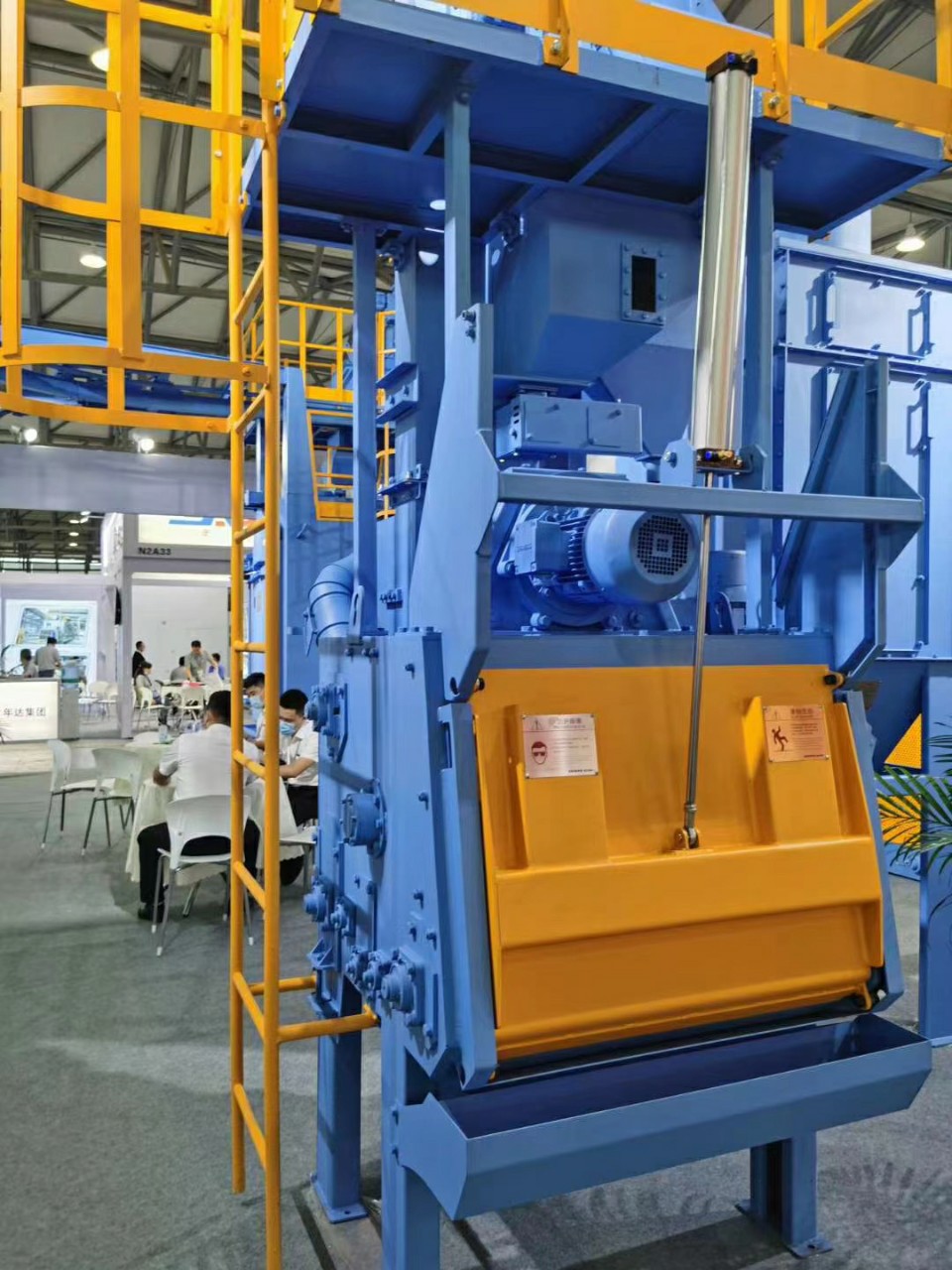 q326履带式抛丸机产品表面处理