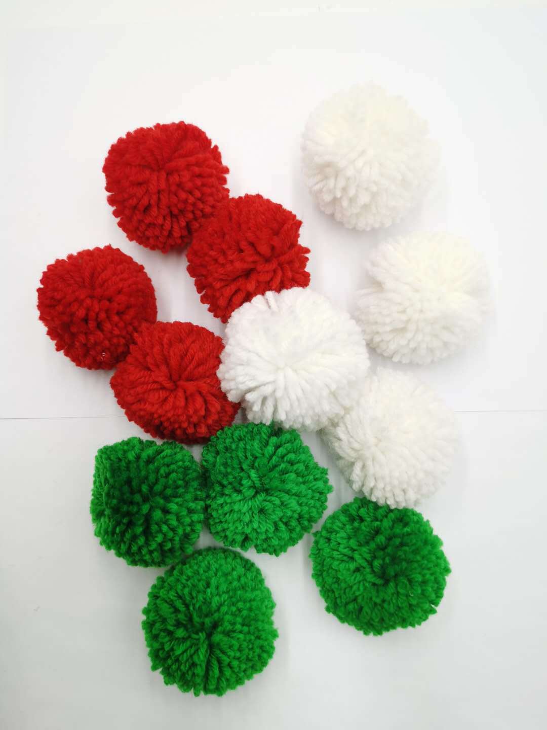 新款圣诞节毛绒圣诞球 圣诞树装饰红白绒球串 圣诞用品毛线球挂件