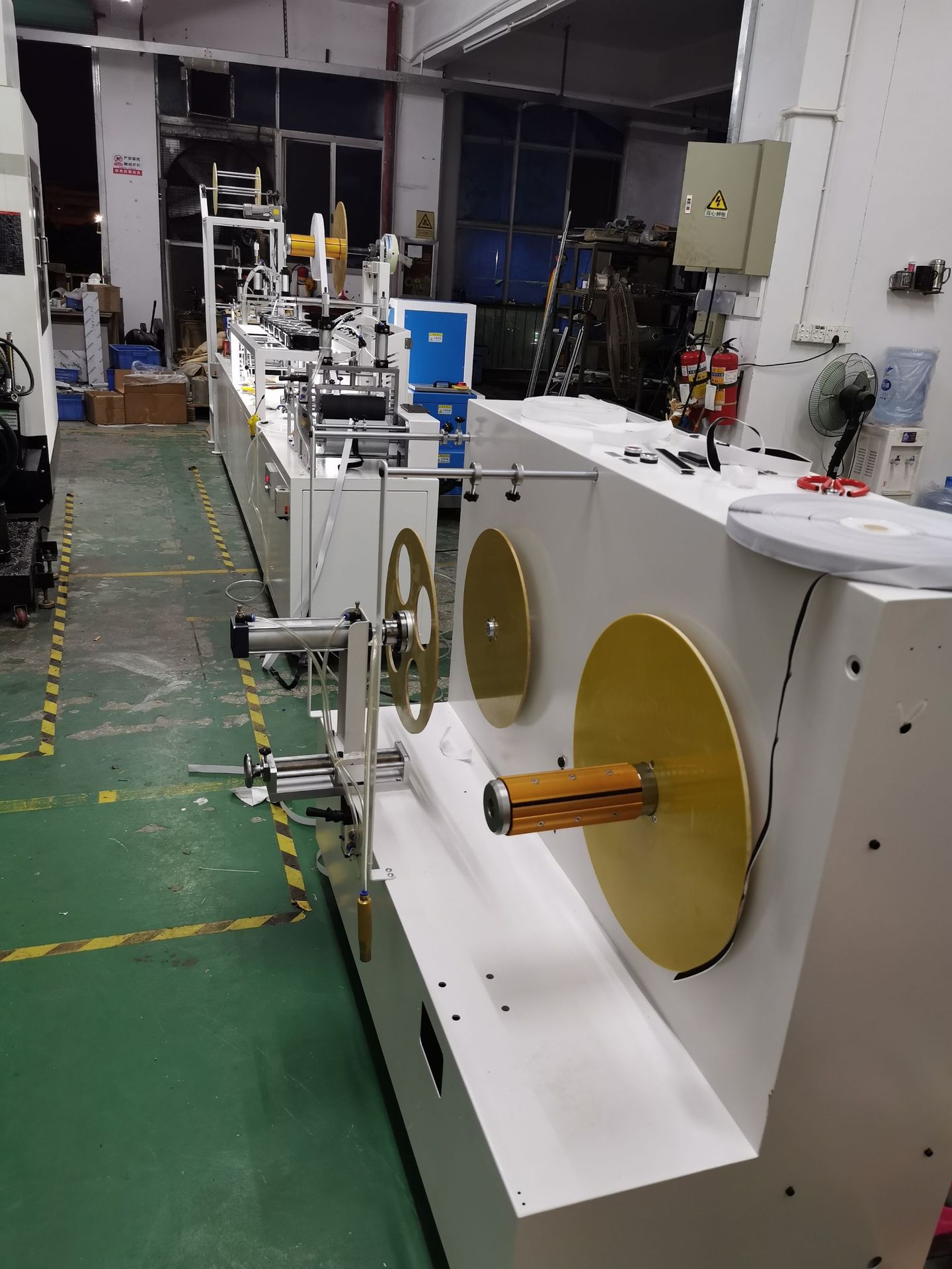 厂家直供魔术贴pur背胶机背胶粘扣带机魔术贴分条上胶涂胶设备