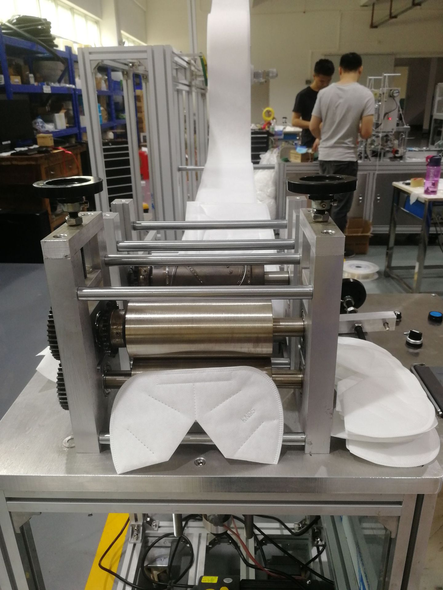 kn95内置鼻梁条口罩机打片机口罩成形机口罩出片机kn95五层口罩机