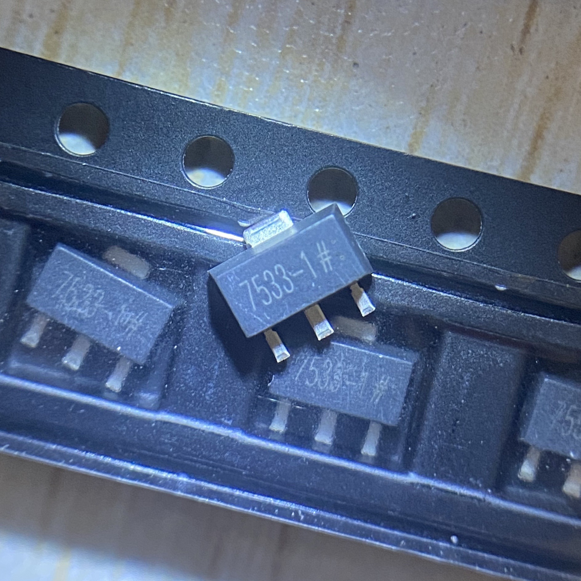 三极管 ht7533-1 7533-1芯片 低压差稳压电路 sot-89