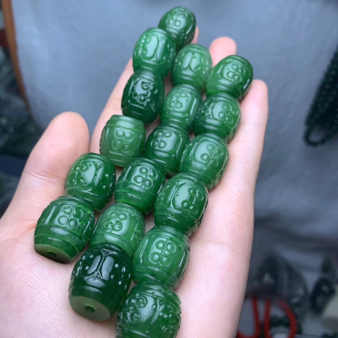 天然和田碧玉大回纹桶珠肉质细腻有微黑点和微针孔属正常现象