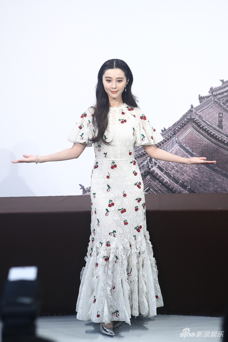 范冰冰明星同款小樱桃印花蕾丝连衣春季修身显瘦包臀鱼尾裙礼服裙