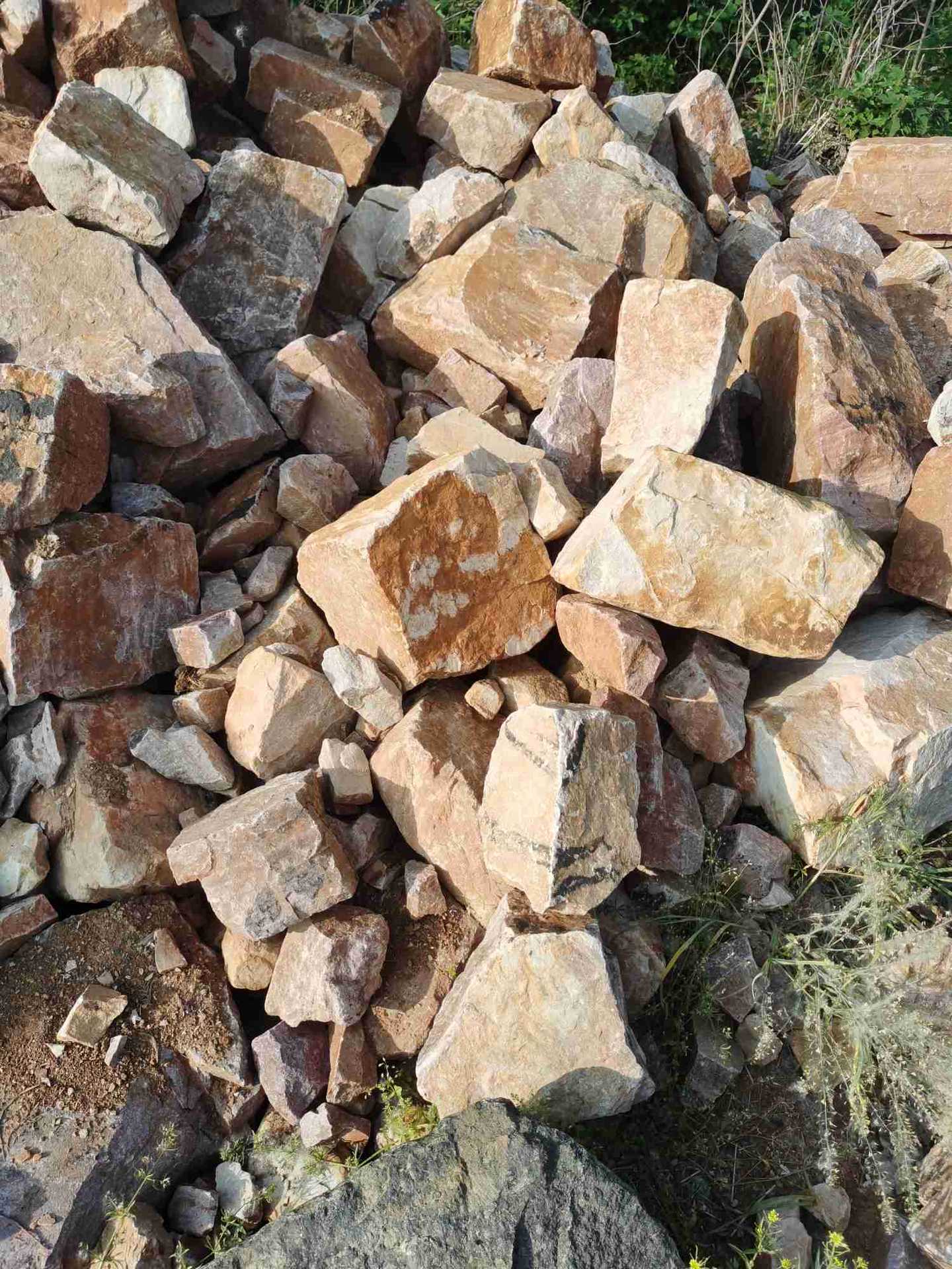 黄石块驳岸景石砌墙黄色文化石黄色假山景观奇石花园小块垒墙护土