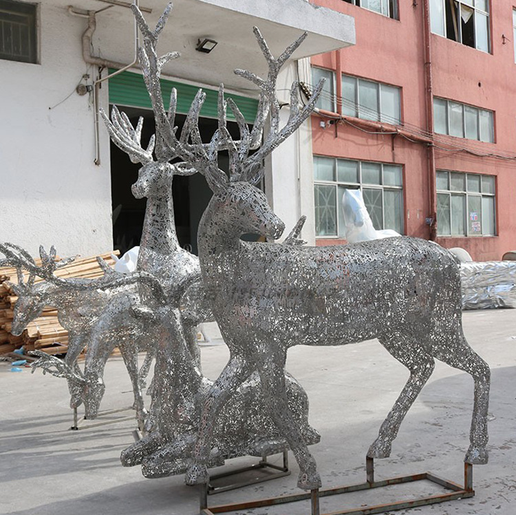 不锈钢字母文字鹿雕塑金属镂空鹿雕塑售楼处园林梅花鹿麋鹿摆件