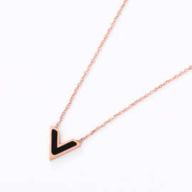 黑色字母v钛钢项链女18k玫瑰金锁骨链抖音网红爆款饰品女首饰吊坠