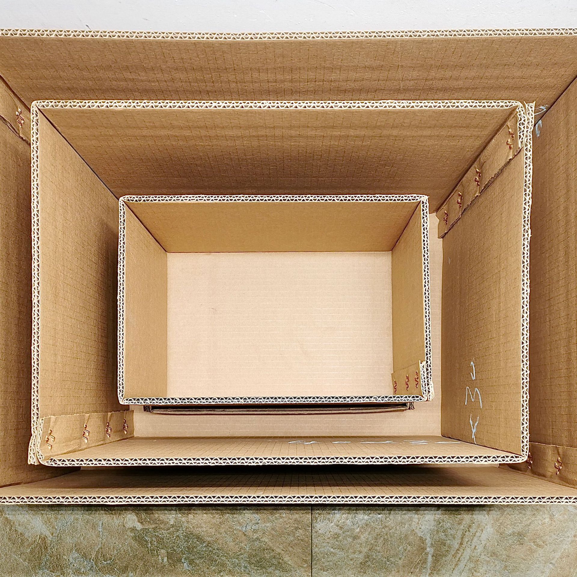 广州华鸿纸箱厂家销售ba坑电子产品机械蜂窝包装箱 重型纸箱