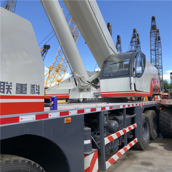 出售中联70吨汽车吊 型号qy70v 五节臂