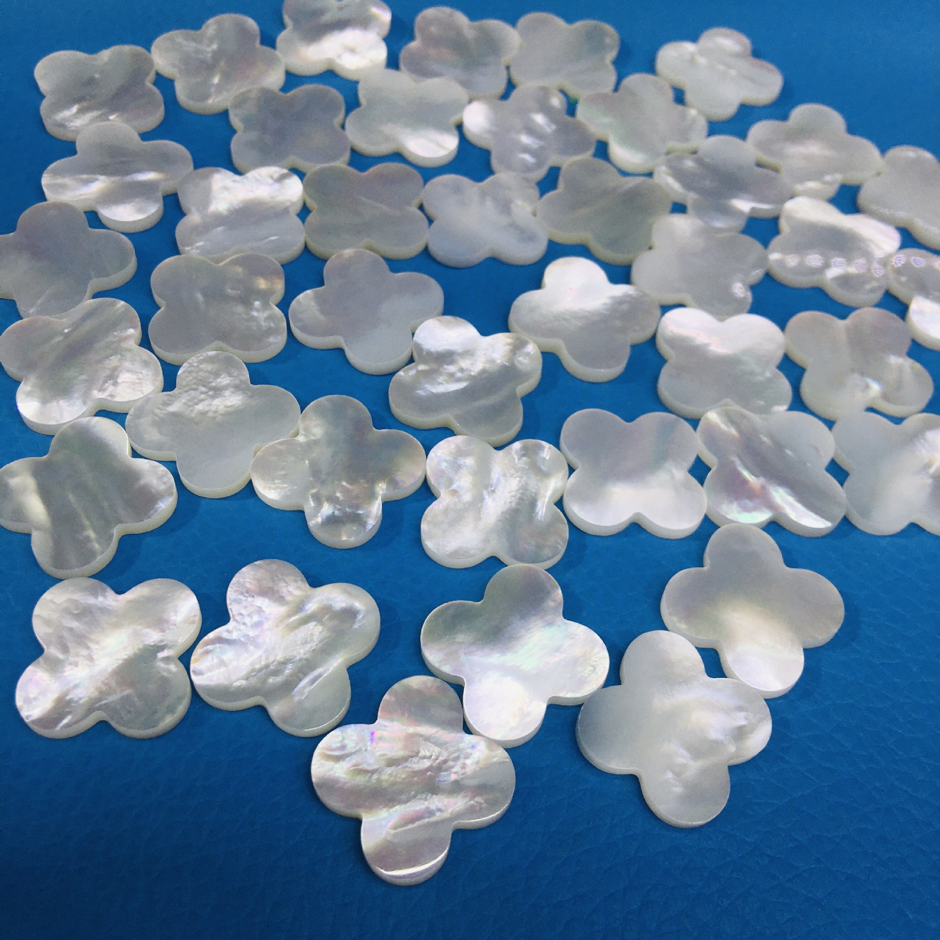 厂家直销贝壳四叶草孔雀绿玛瑙四叶花草四瓣形diy配件坠四叶花形