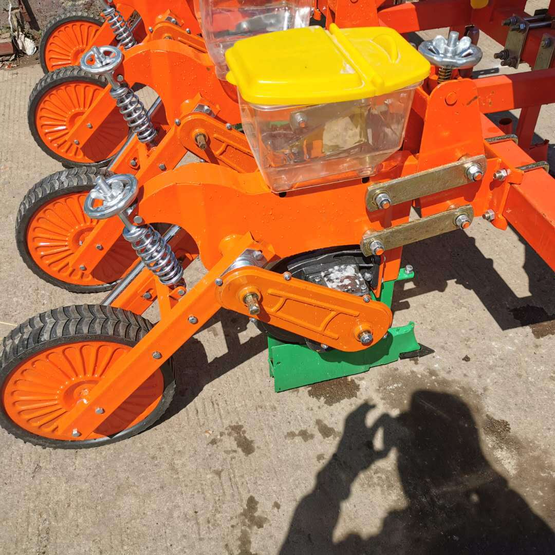 四轮拖拉机带玉米精播机 玉米大豆点播机悬浮式施肥玉米点播机