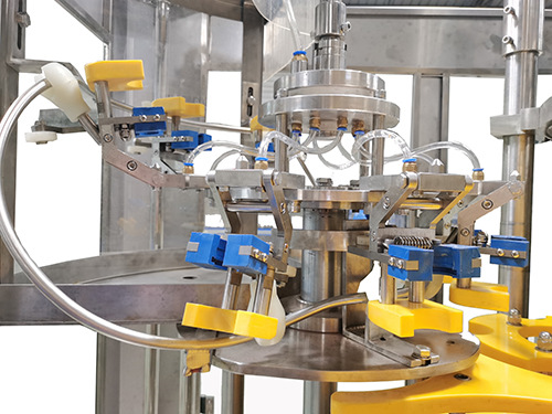 工厂销售玻璃瓶等压灌装机 啤酒罐装生产设备 三合一旋转式灌装机