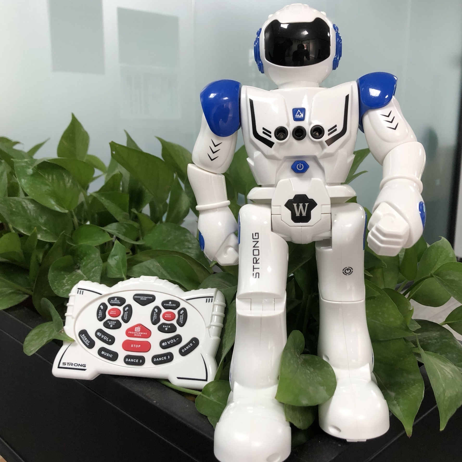 跨境战警智能遥控机器人可编程跳舞儿童玩具手势智能感应机器人