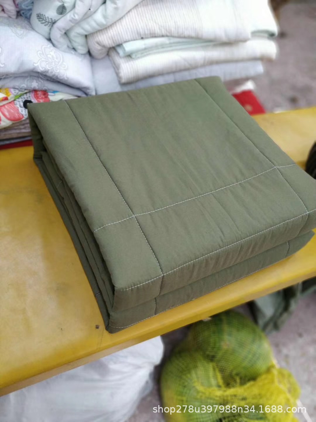 军绿色军被子厂家批发学生被褥可拆洗定型化纤棉被军训被子羊毛被