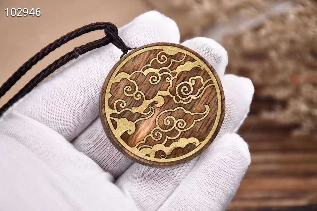 柬埔寨瑞气祥云沉香挂件中式半手工雕刻沉香木圆牌木质工艺品挂饰