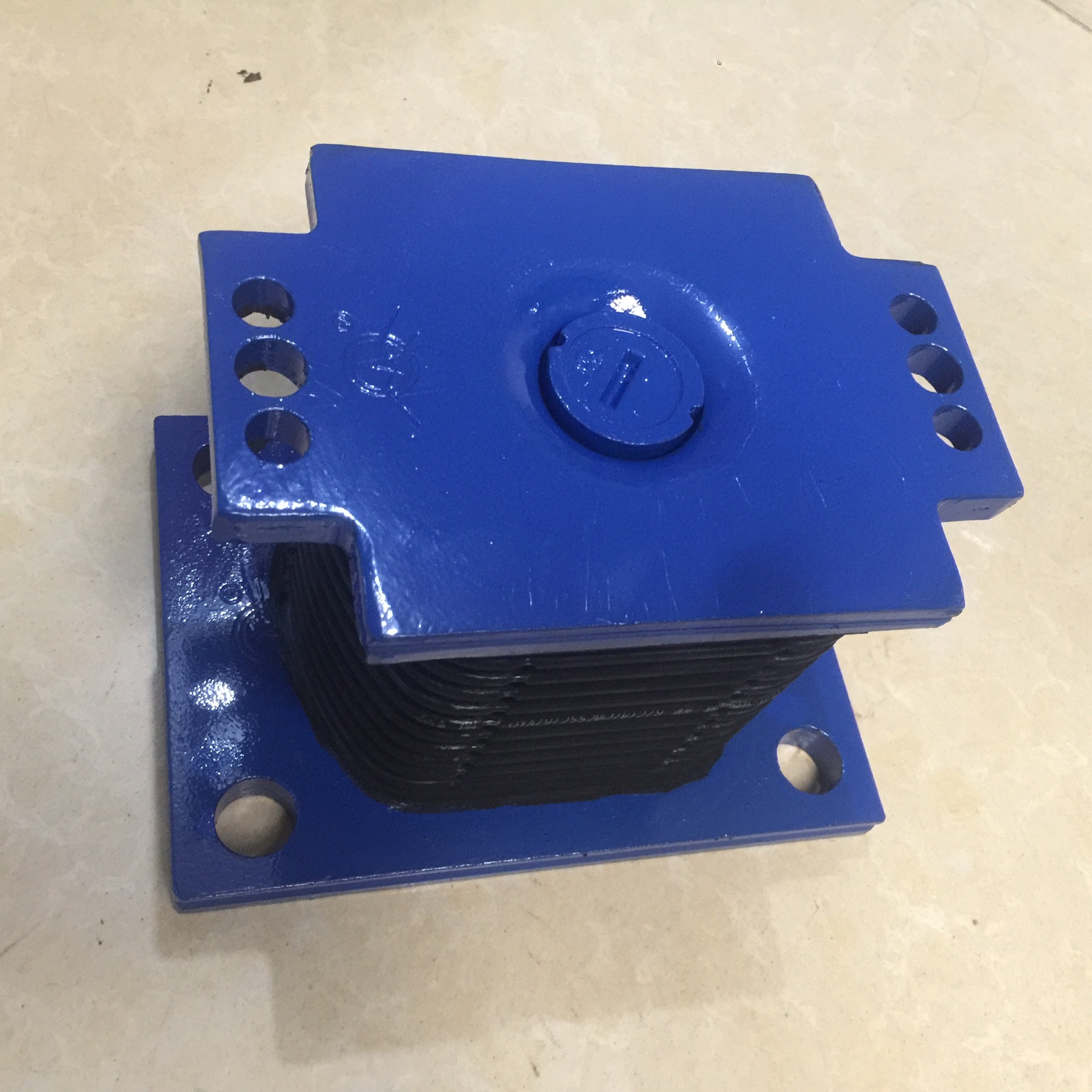 秦燕品牌重汽豪沃斯太尔钢板减震座az9725520278天然橡胶支座