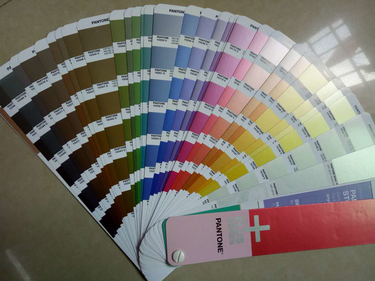 pantone彩通金属色卡指南gg150510字头金属色卡
